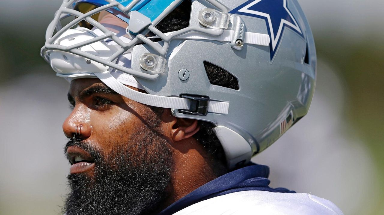 Cowboys RB Ezekiel Elliott trying out futuristic new helmet for 2022