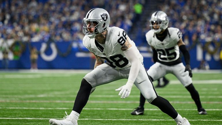 Las Vegas Raiders defensive end Maxx Crosby (98) lines up...