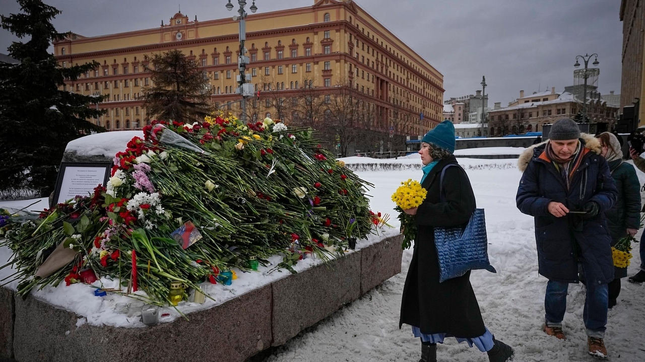 Over 400 detained in Russia as country mourns the death of Alexei Navalny, Putin's fiercest foe - Vimarsana News