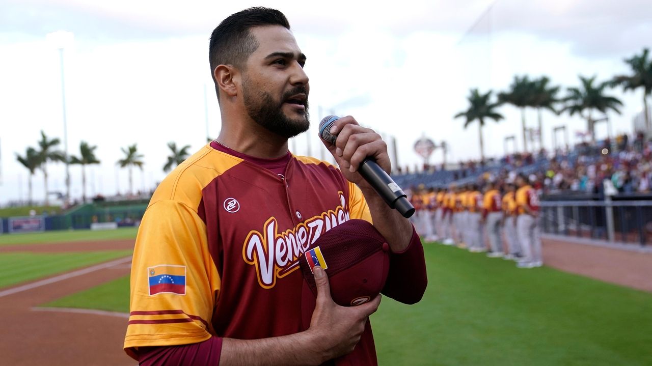 All-Star Pérez with different pitch, sings Venezuelan anthem