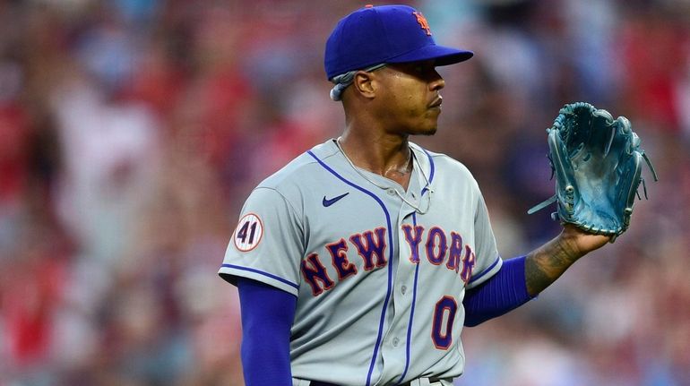 Mets starting pitcher Marcus Stroman waits for a new ball...