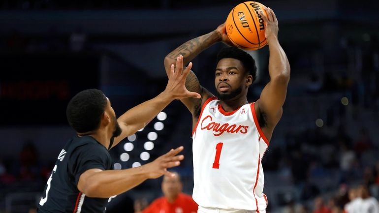 Houston guard Jamal Shead (1) looks to pass over Cincinnati...