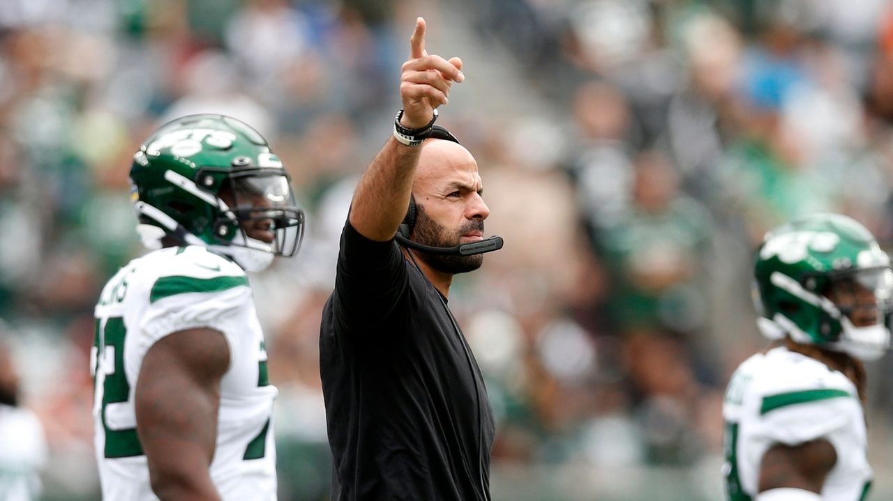 Jets' Quinnen Williams explains sideline screaming match with assistant  coach during loss to Bengals 