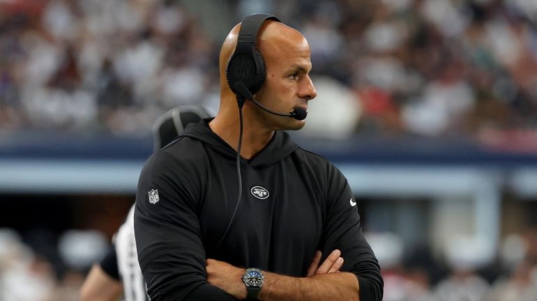 Jets head coach Robert Saleh on the sidelines during the...