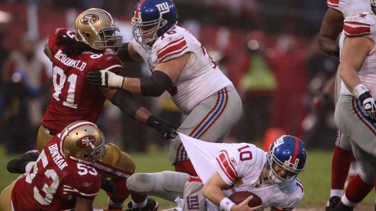 New York Giants guard Kevin Boothe leaves the field after beating