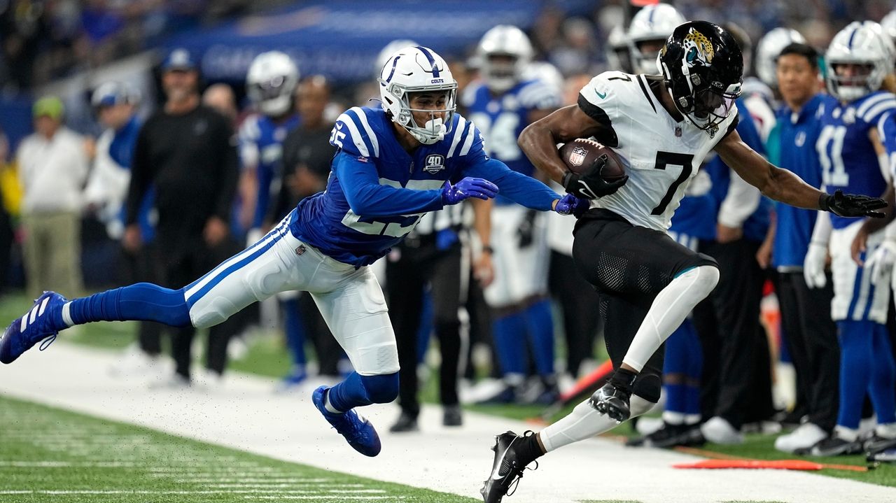 Jaguars LB Devin Lloyd Picks Off Chargers QB Justin Herbert