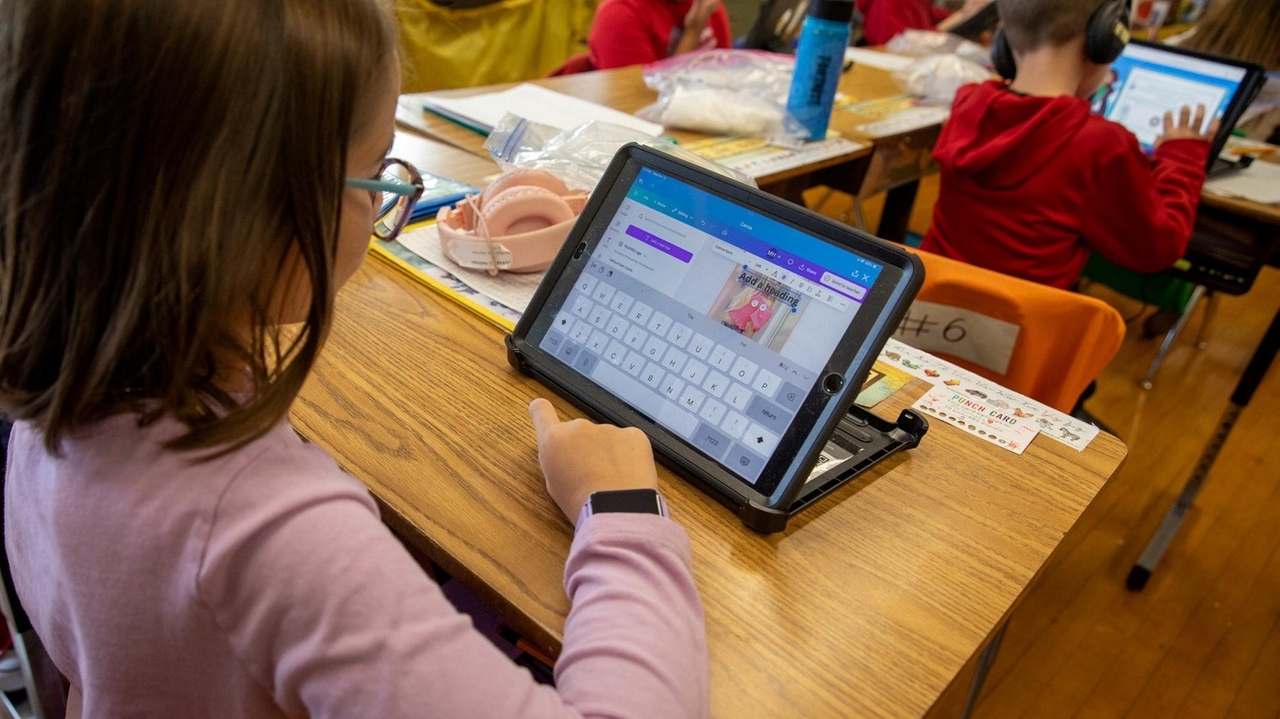 Screens in schools: What you need to know about the federal Education Department's new guidance on technology in the classroom