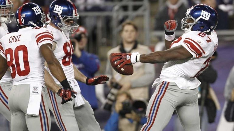 Brandon Jacobs celebrates with teammates after his touchdown against the...