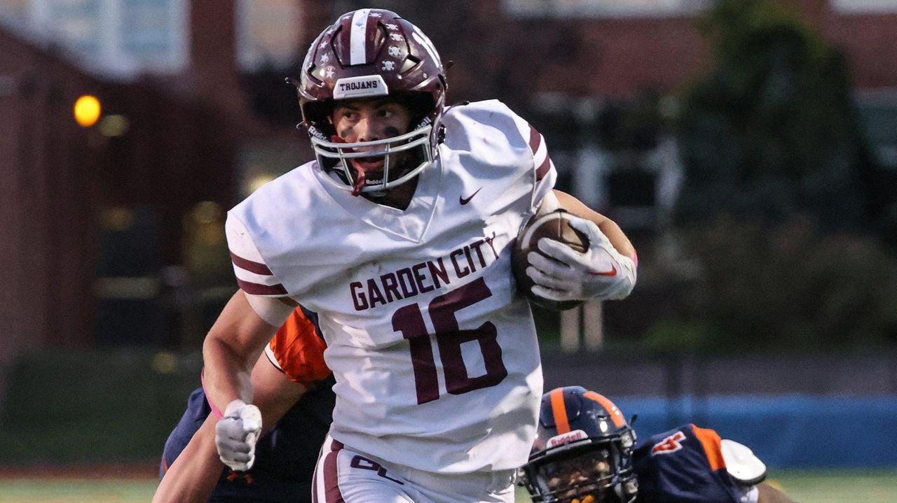 Garden City tops previously unbeaten Manhasset, extends winning streak