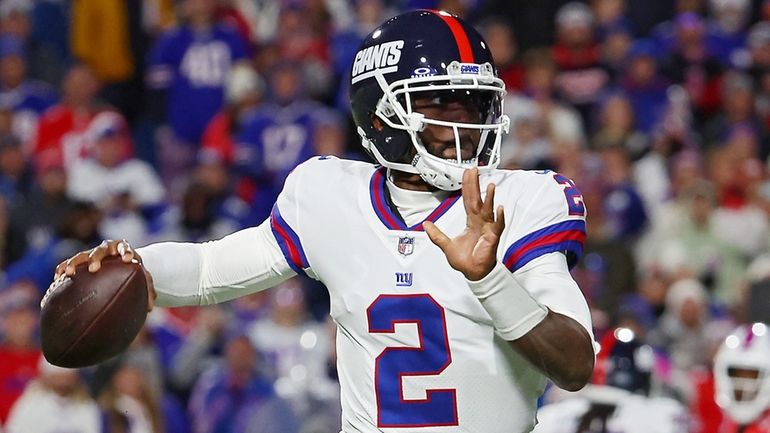 Tyrod Taylor of the New York Giants throws a pass in...