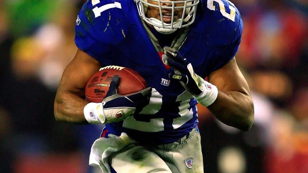 Running back Tiki Barber of the New York Giants looks on against the  News Photo - Getty Images