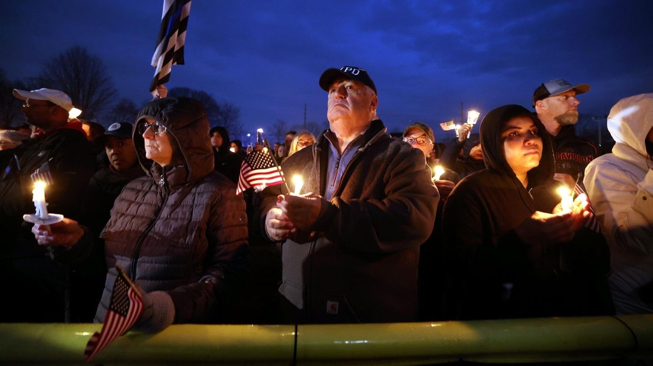 Hundreds Gather For Vigil In Massapequa To Honor Jonathan Diller Fallen Nypd Officer From Long 9573