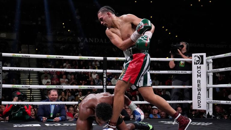 David Benavidez knocks down Demetrius Andrade in a super middleweight...