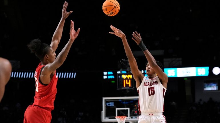 Alabama forward Noah Clowney (15) shoots past Maryland forward Julian...