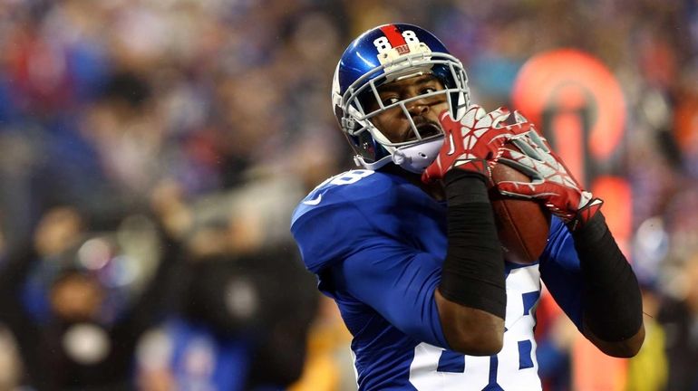 Hakeem Nicks of the New York Giants hauls in a...