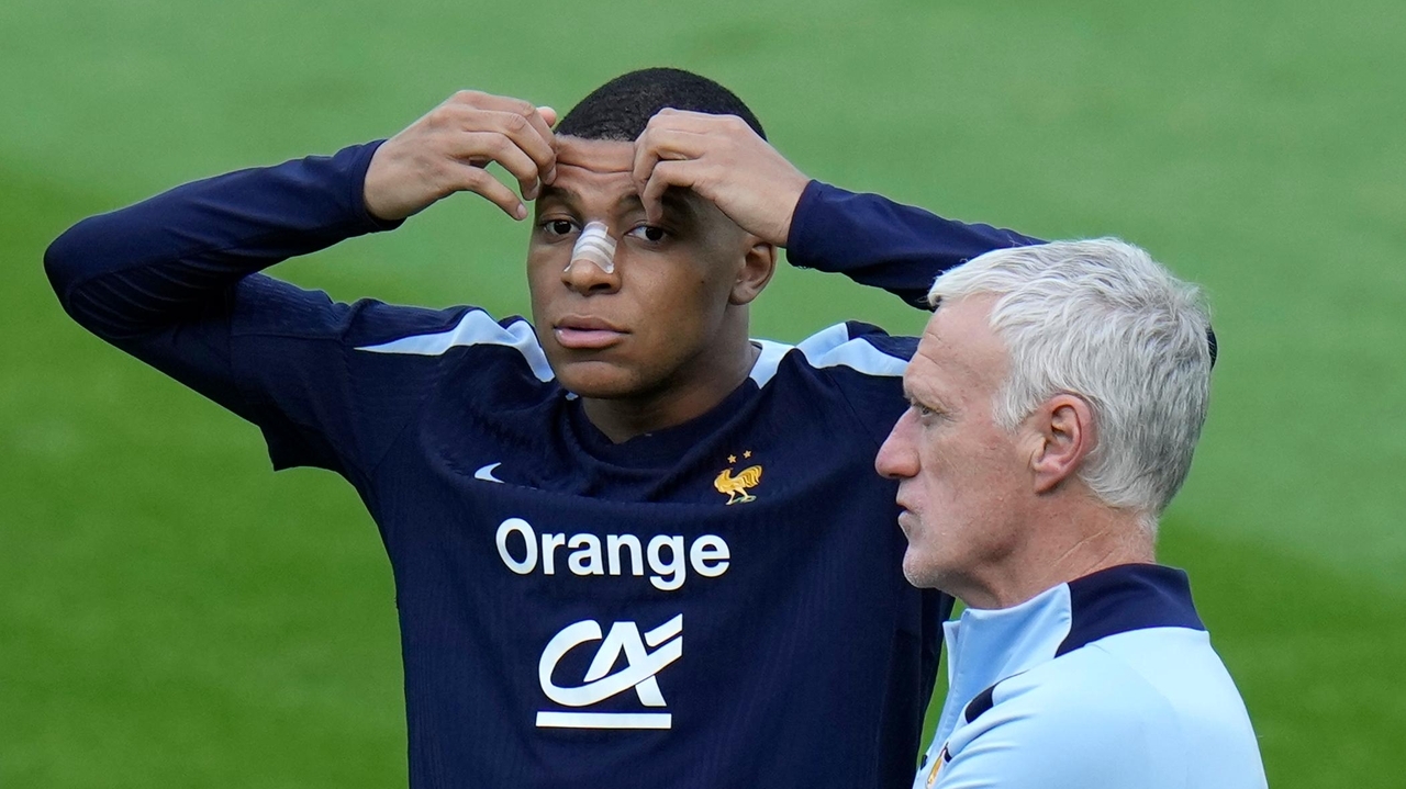 Mbappé, ao lado de Didier Deschamps, treinador da França (Foto: Newsday)