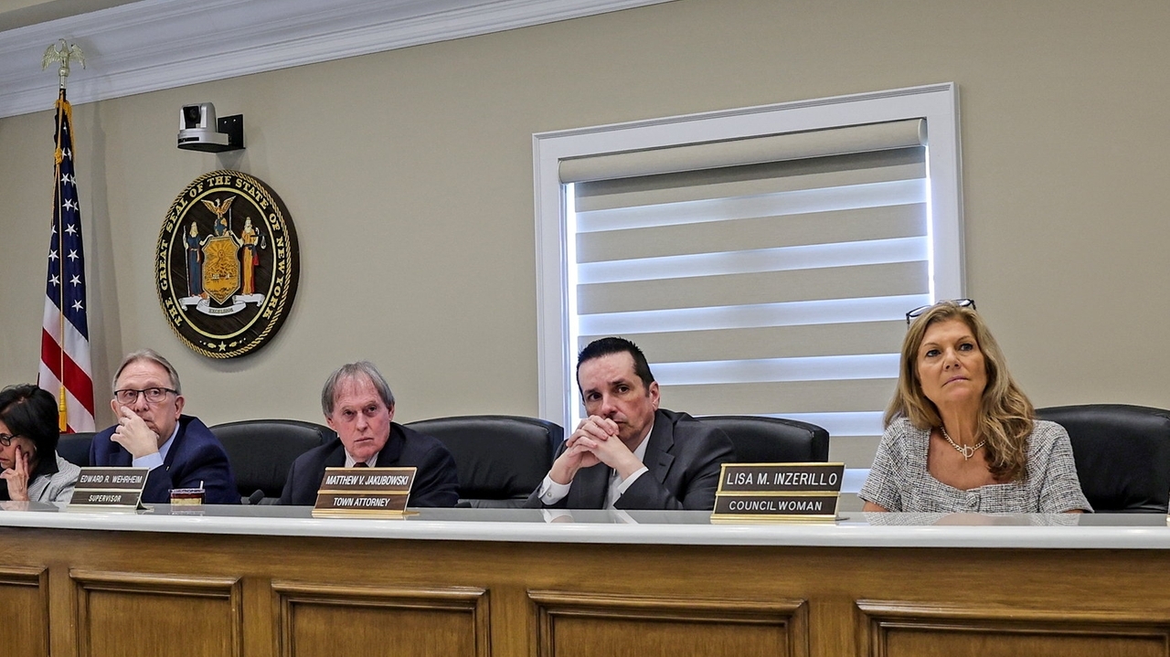 Smithtown councilman Thomas Lohmann absent from first meeting since assault charge