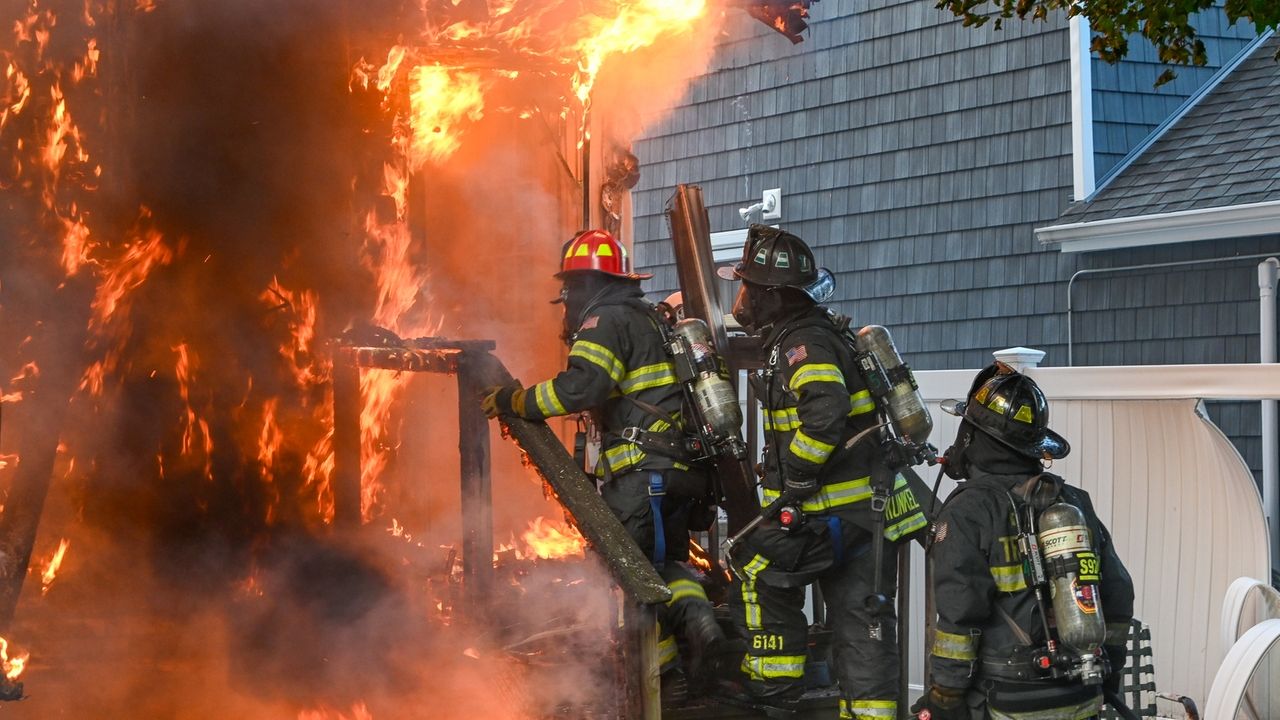 Official: Minor injuries for 2 firefighters battling Farmingdale blaze - Vimarsana News