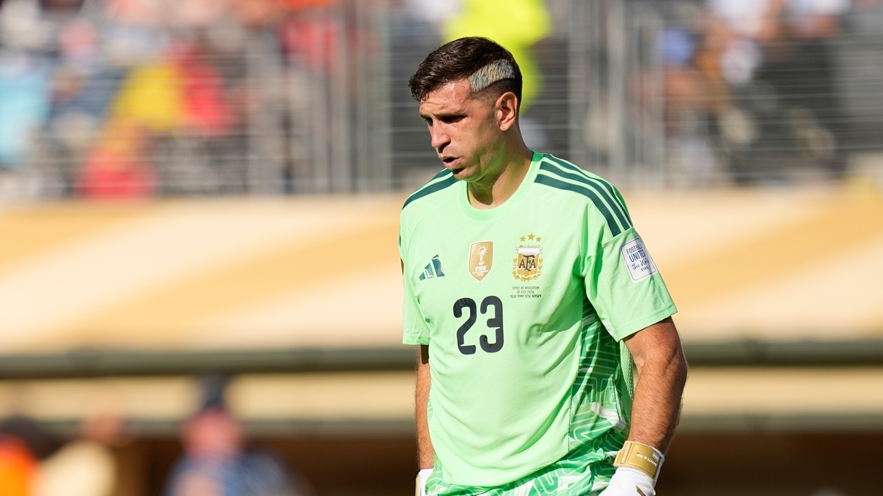 Chelsea signs Argentina's World Cup-winning goalkeeper Emiliano Martínez from Aston Villa - Newsday thumbnail