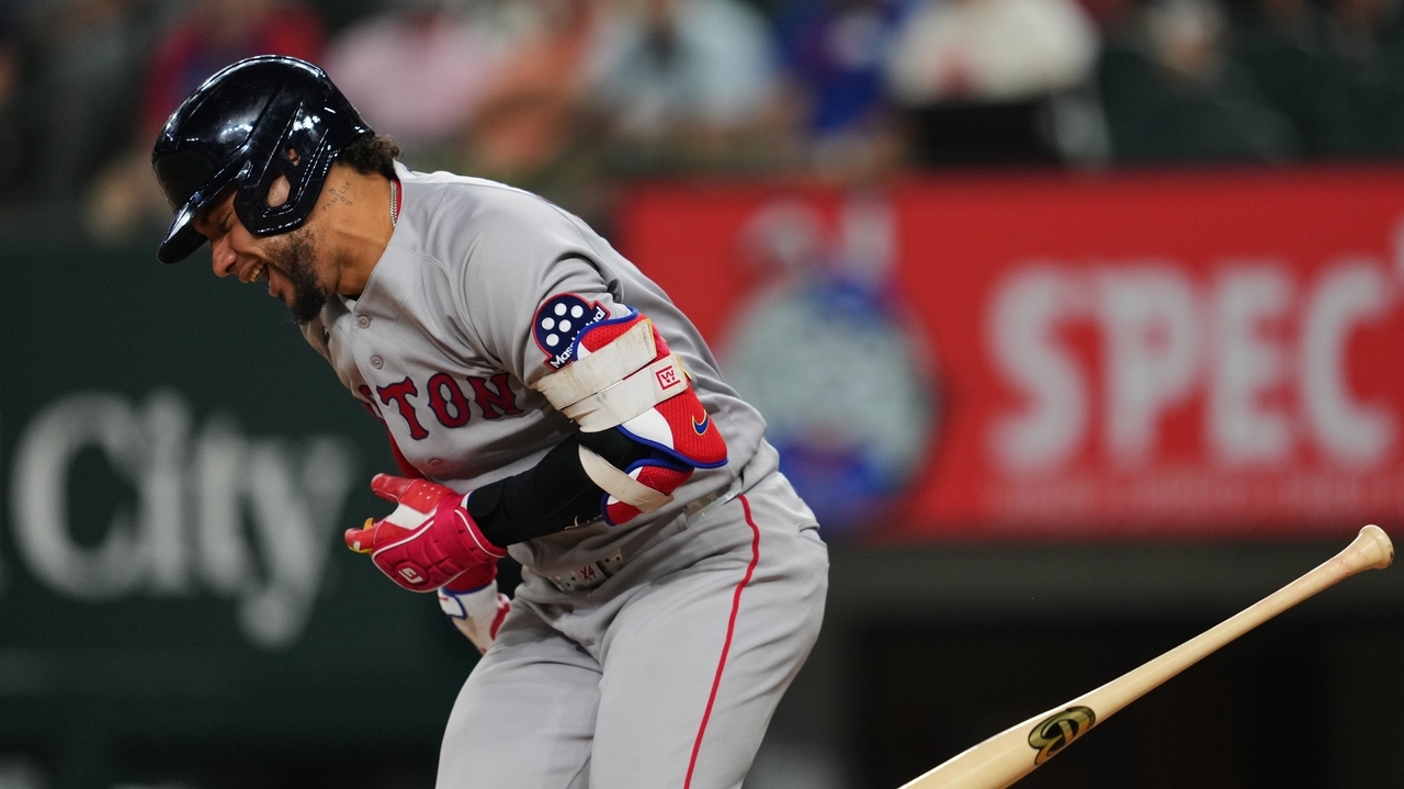 Willson Contreras leaves the Red Sox's game at Texas after being hit by a pitch
