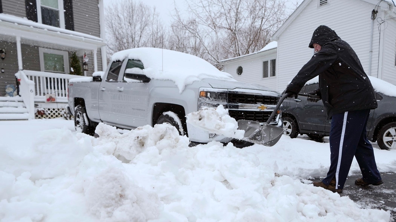 April nor'easter with heavy, wet snow bears down on Northeast, 630,000 still without power - Vimarsana News
