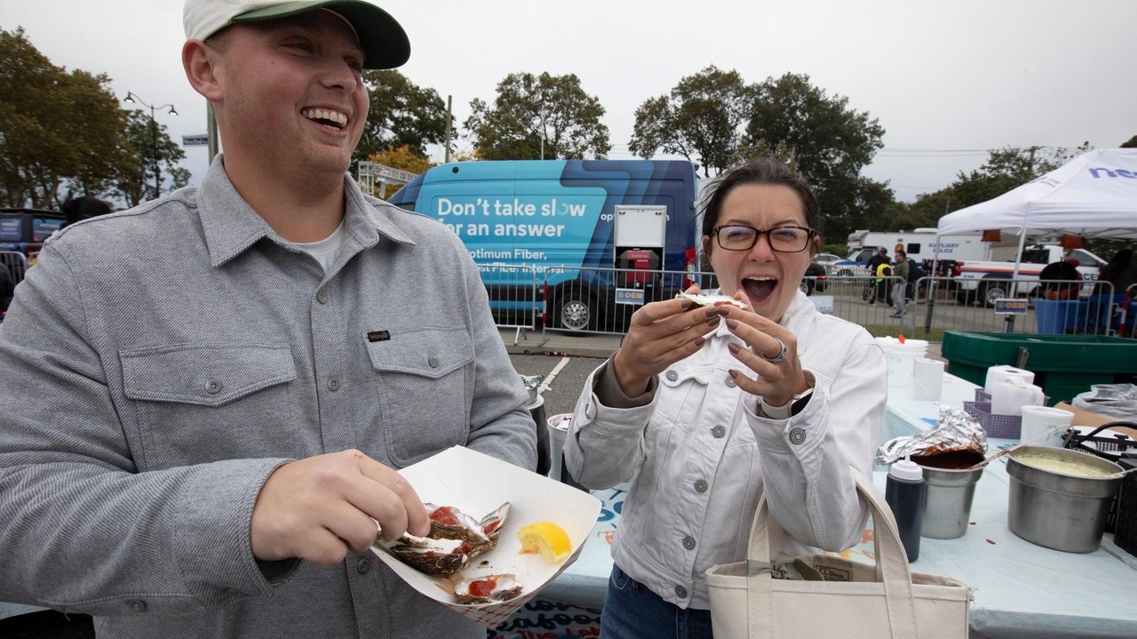 In Oyster Bay, a massive turnout for Oyster Fest despite Saturday's chill