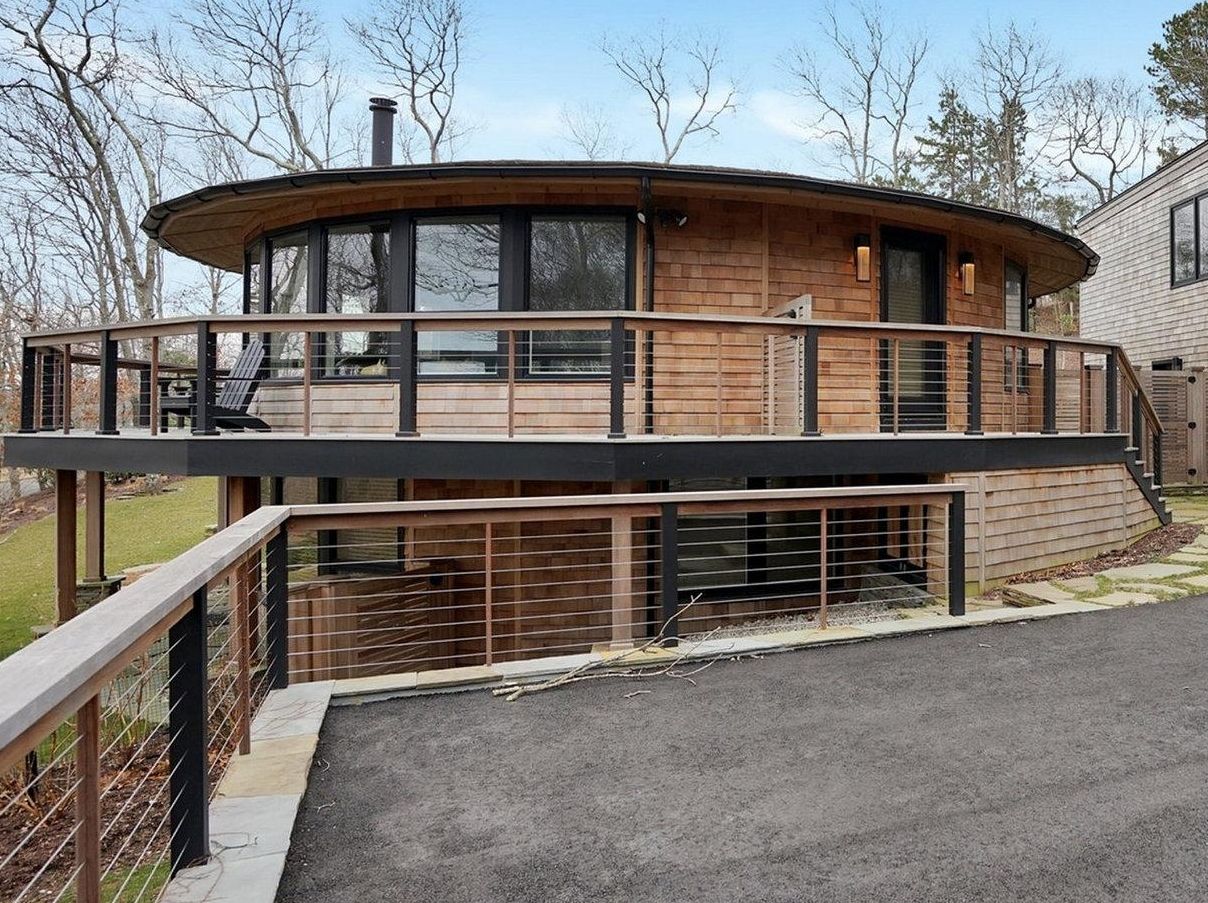 Hampton Bays round home lists for 1.588M Newsday