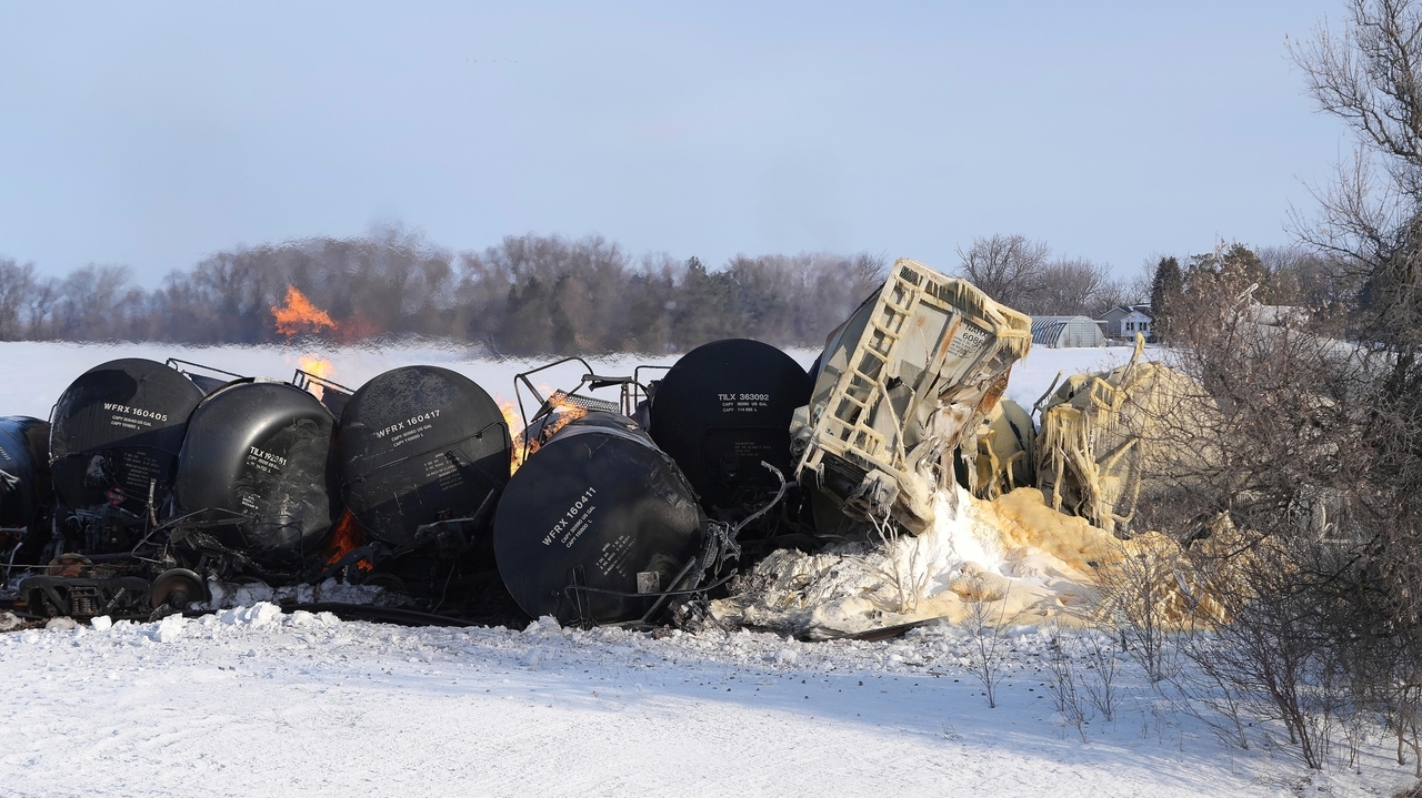 Evacuations end after fiery Minnesota train derailment - Vimarsana News