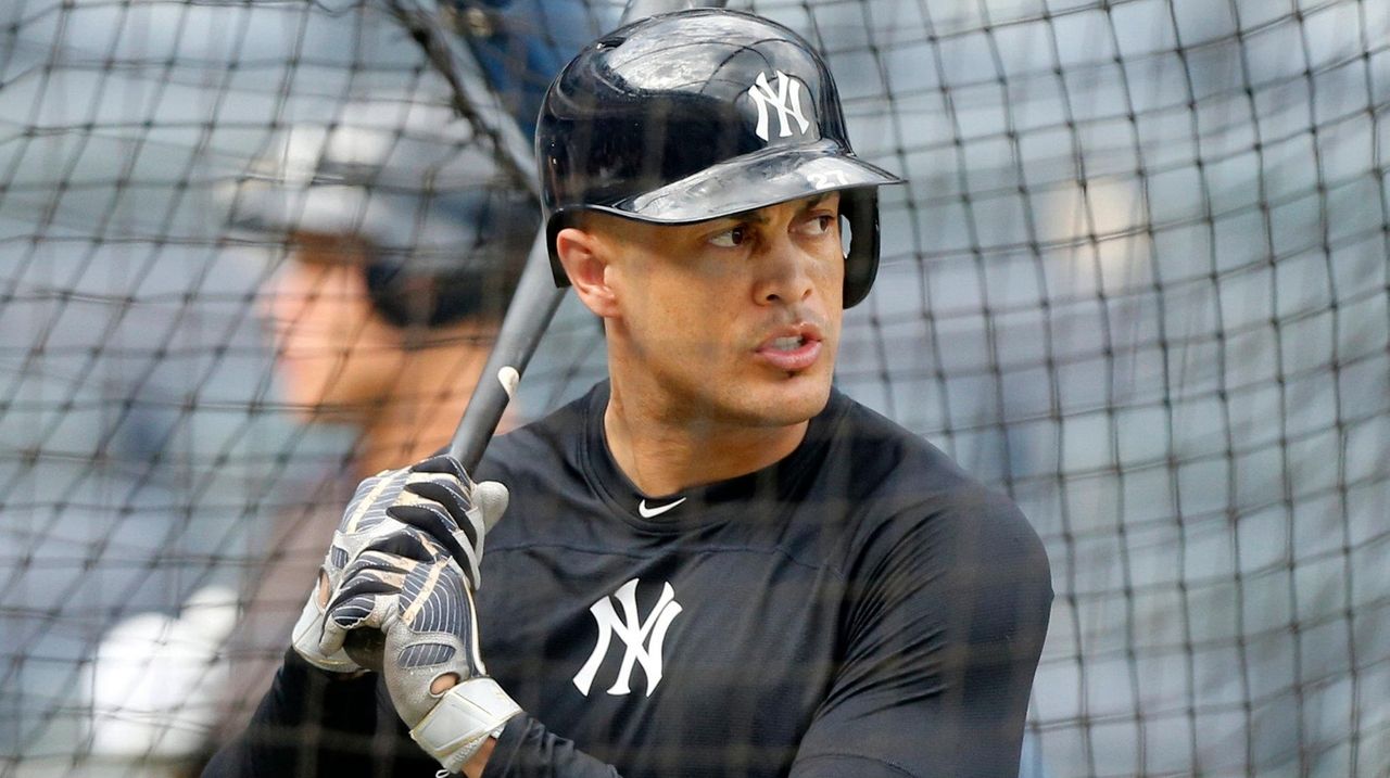 Yankees' Giancarlo Stanton exits game with calf injury