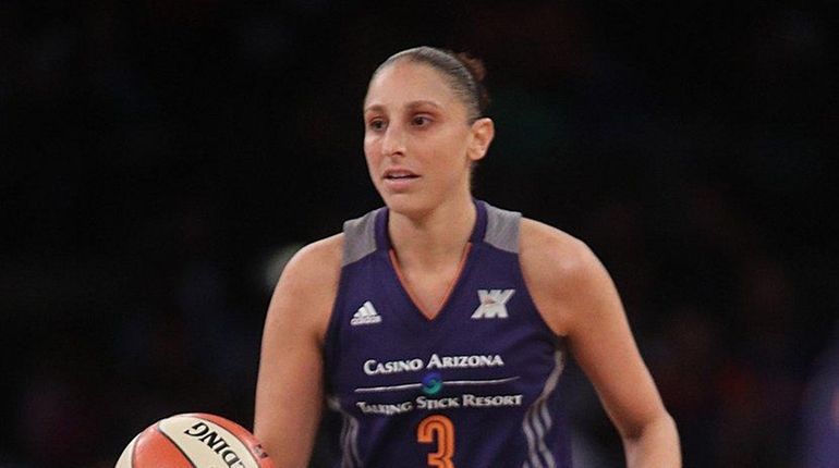 Phoenix Mercury guard Diana Taurasi (3) brings the ball up...