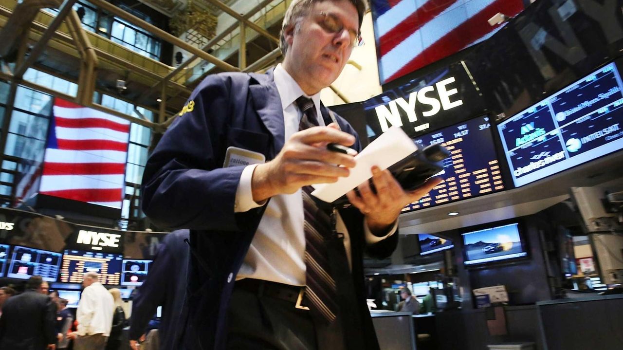 Stocks Mostly Lower On Tepid U S Economic Growth Newsday