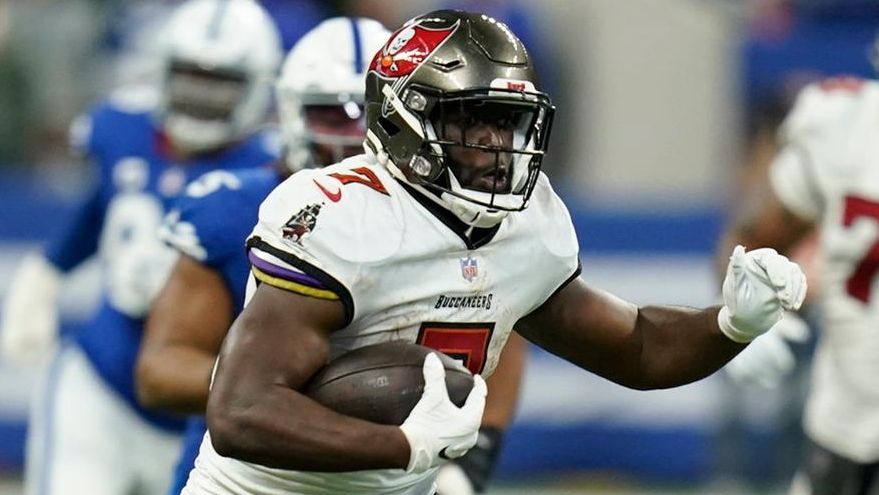 Leonard Fournette returns to Buccaneers on 3-year deal