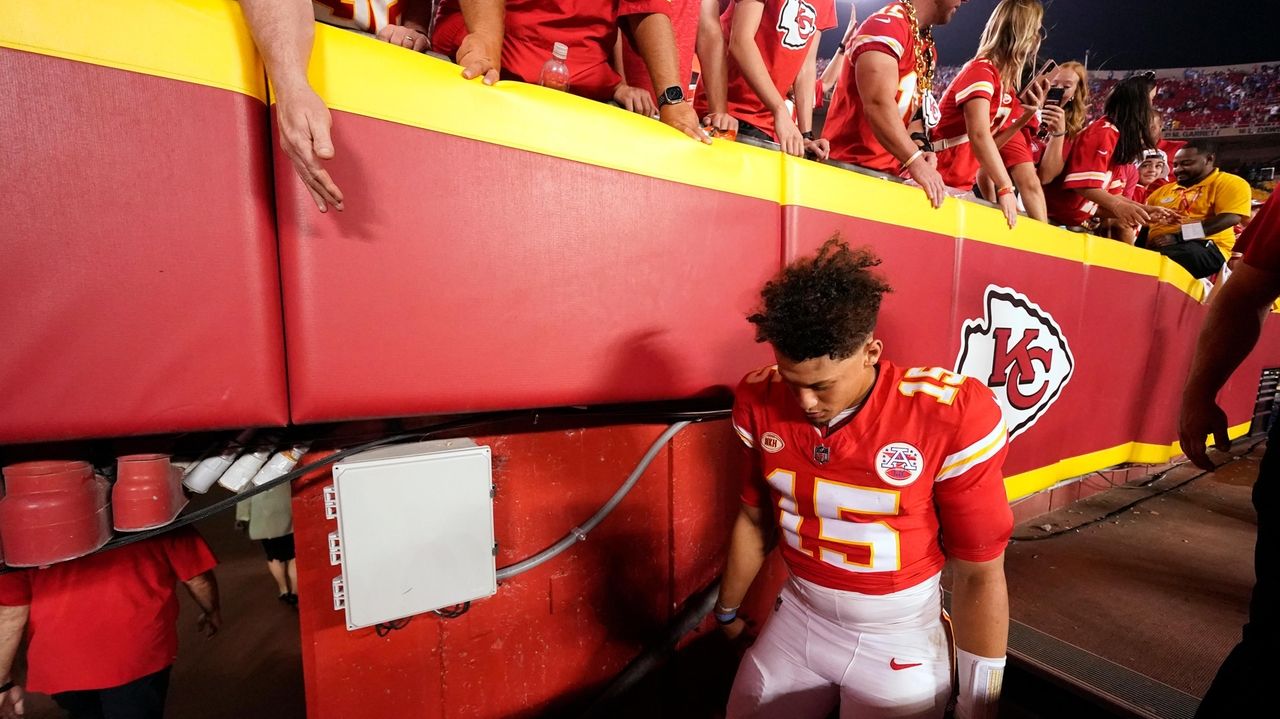 KANSAS CITY, MO - SEPTEMBER 07: Kansas City Chiefs quarterback Patrick  Mahomes (15) celebrates with