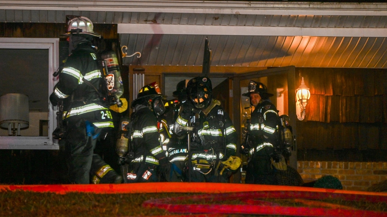 Dix Hills house fire kills 1 person, injures 6 - Newsday
