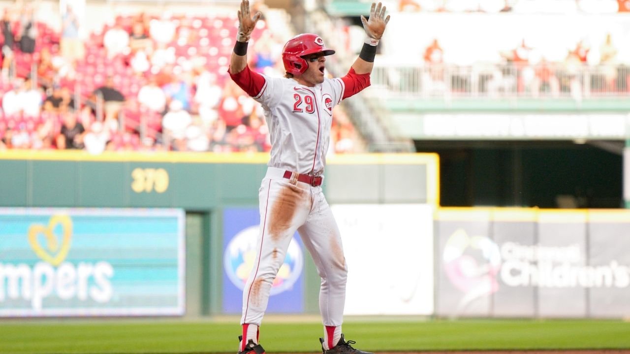 Joey Votto homers in sixth straight game Thursday