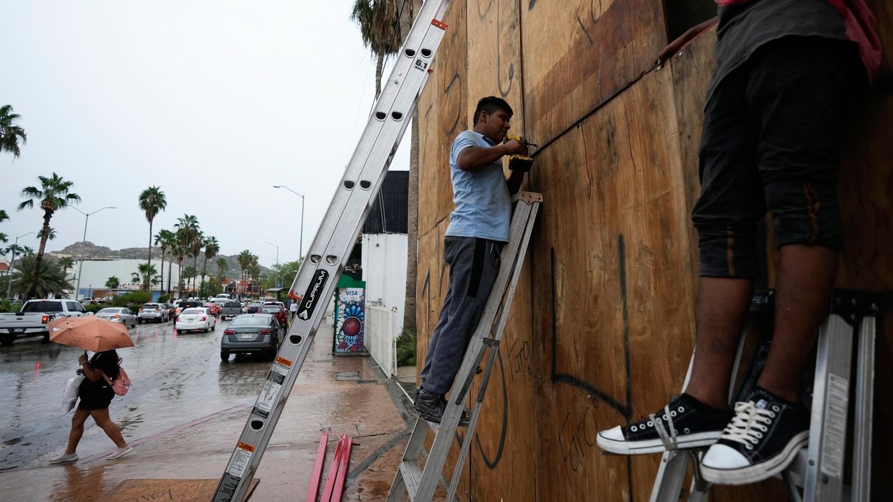 Hurricane Norma makes land near Cabo San Lucas; Tammy threatens