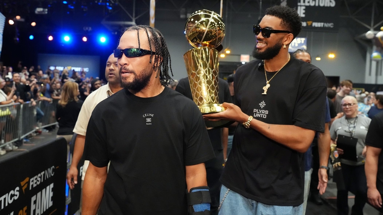 Knicks' Brunson gets custom championship belt, KAT chokeslams two wrestlers during WWE event at MSG