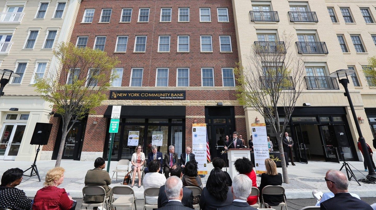 Roslyn Savings opens in bankingdeprived Wyandanch Newsday