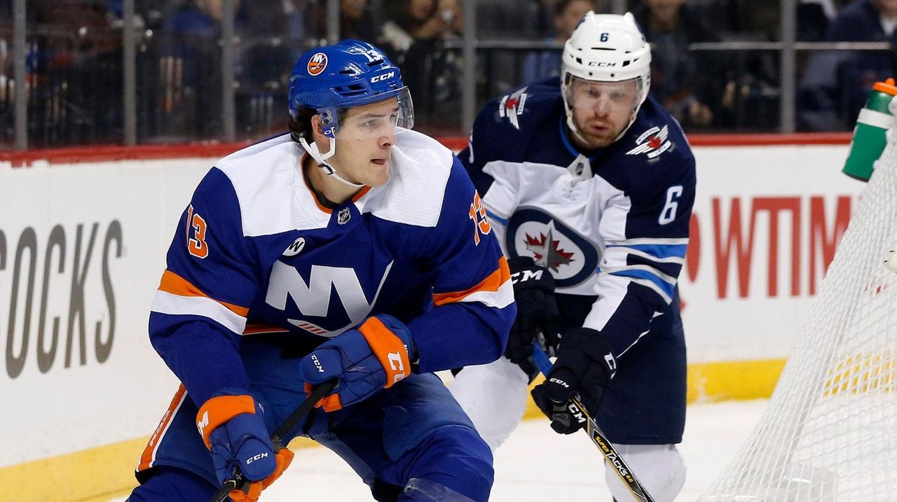 Islanders rally with a pair of late goals to edge Jets