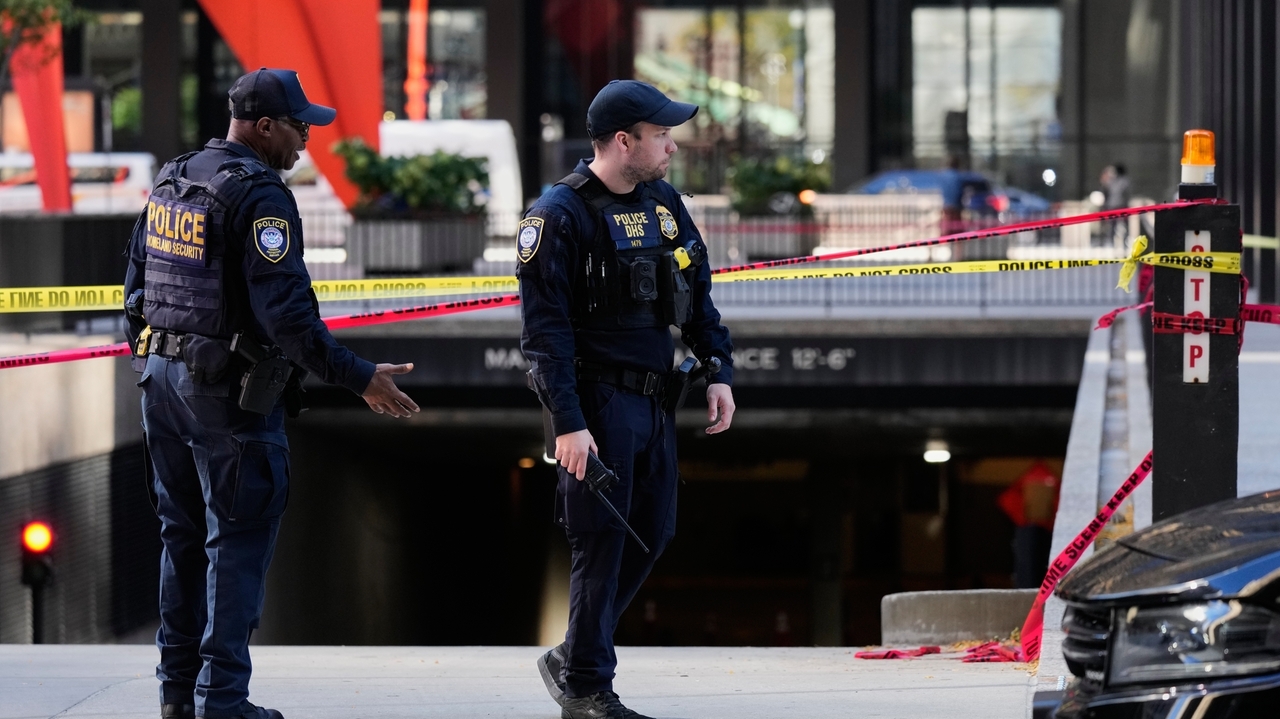 Chicago police take man in custody after shots fired outside federal ...