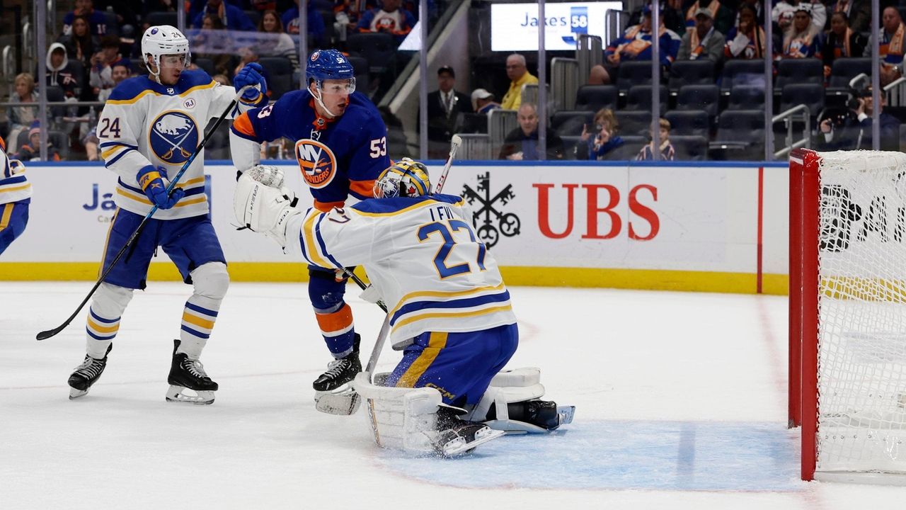 Casey Cizikas' late goal holds up to reviews as Islanders beat Sabres ...