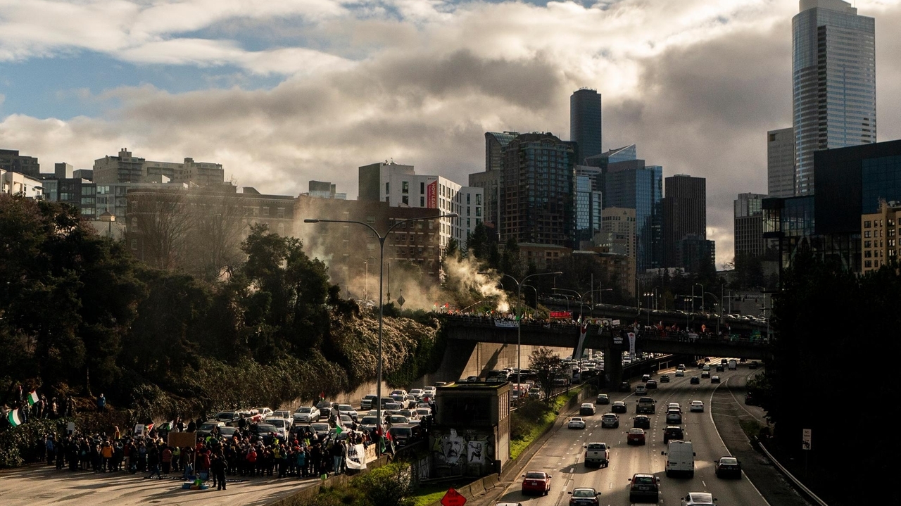 Protesters calling for cease-fire in Israel-Hamas war block freeway in ...