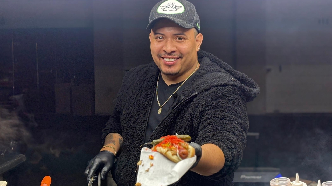 Top LI taco truck opens Mexican hot dog cart, new restaurant