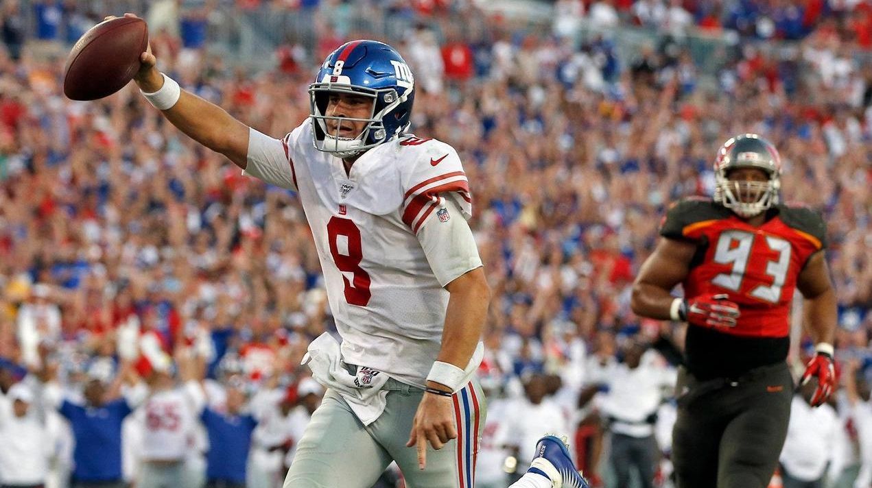 New York Giants quarterback Daniel Jones (8) directs his team