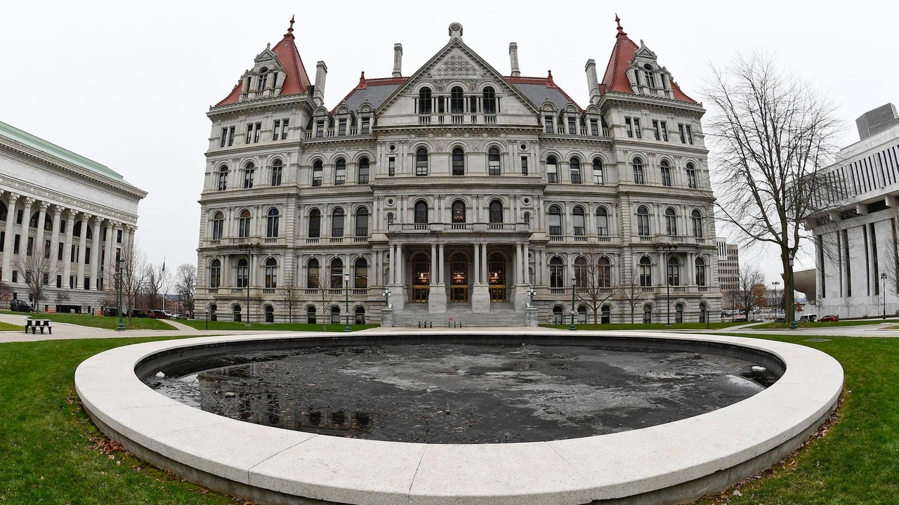 https://cdn.newsday.com/ace/c:MzBkZjUwMTMtMjIwZS00:ZGJhOTMyYzMtZTA0MS00/landscape/1280