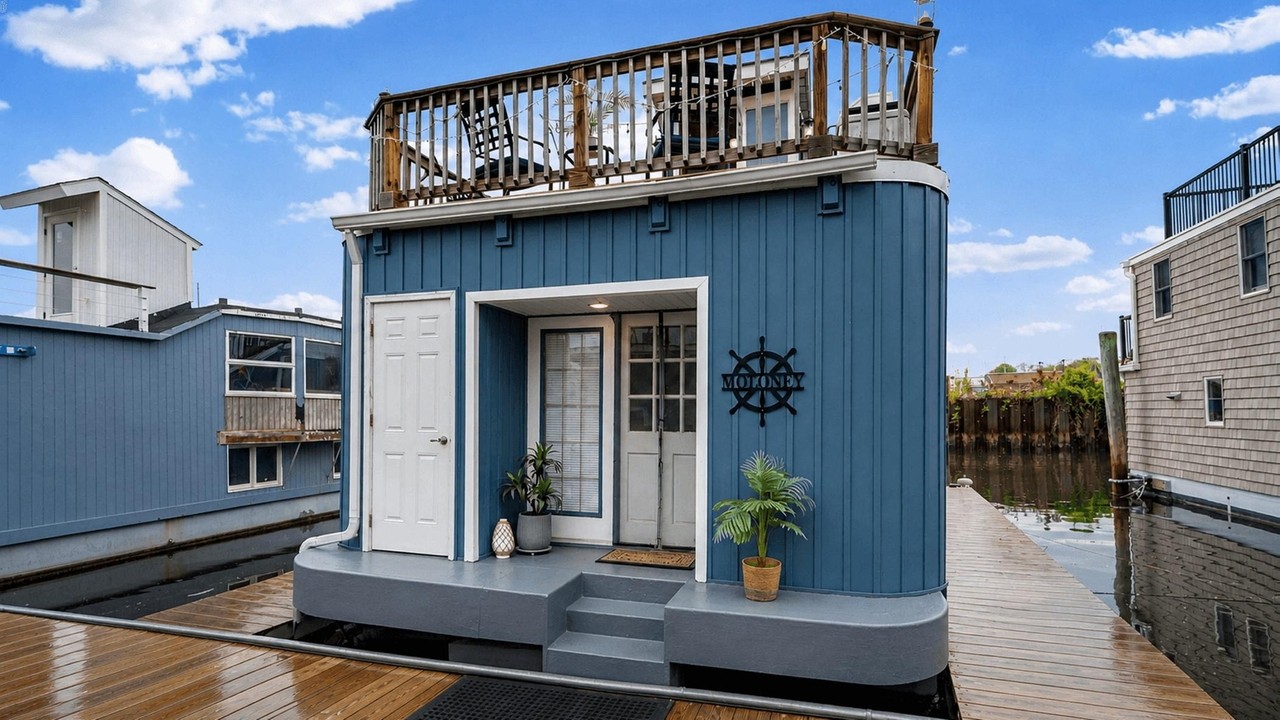 Haben Sie 300.000 Dollar in bar? Dann könnten Sie dieses Hausboot in Port ...