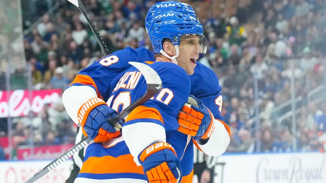Islanders' Brayden Schenn scores first goal for club in win over Toronto