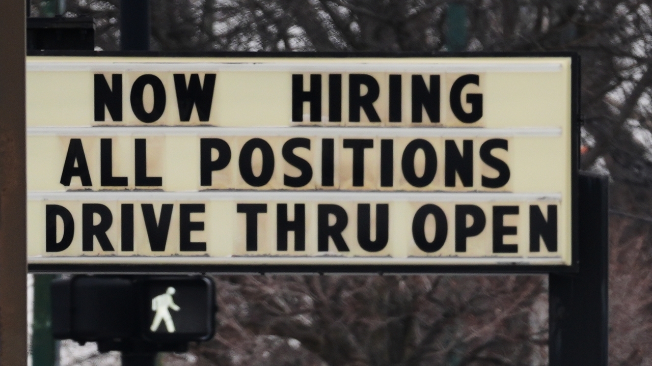 US filings for jobless aid rise modestly to 212,000 as layoffs remain ...