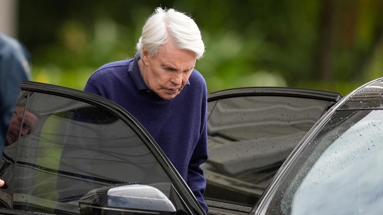 Prison officials tell judge ex-Abercrombie & Fitch CEO is competent to ...