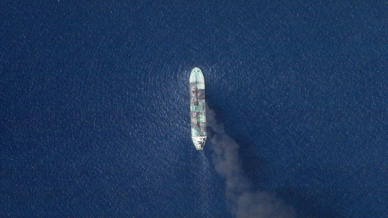 Salvagers abandon effort to tow burning oil tanker in the Red Sea ...